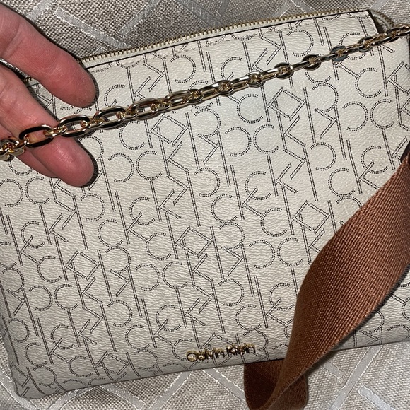 SOLD ๐ฅ๐ฅ2 IN 1 CROSSBODY CALVIN KLEIN BAG - Picture 11 of 17